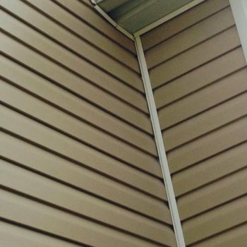 Chicago Replacement Windows, Doors, Siding – Midwest Windows Direct (22) Beige Vinyl Siding on a Chicago home by Midwest Windows Direct